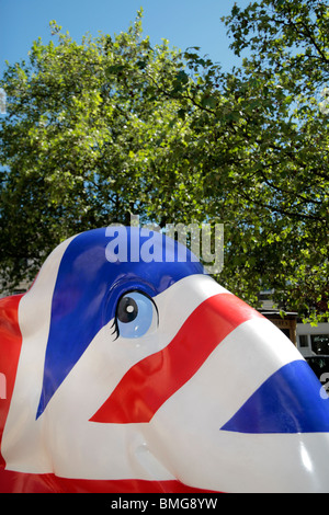 Sculpture de bébé éléphant 'Union Jack', partie de la série Elephant Parade, à Orange Square, Pimlico Road, Londres, Royaume-Uni (juin 2010). Banque D'Images