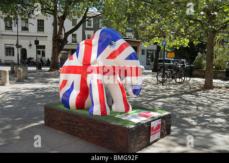 'Union Jack' bébé éléphant sculpture, partie de la Elephant Parade série, en carré orange, Pimlico Road, Londres, Royaume-Uni. Banque D'Images