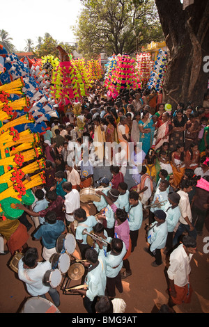 L'Inde, le Kerala, Koorkancherry Thaipooya Maheswara, Temple Sree Mahotsavam festival, danse rituelle Kavadiyattom Banque D'Images