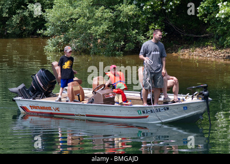 Un bateau de pêche à venir à quai après une matinée sur le lac. Pères et fils. Banque D'Images