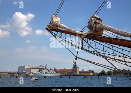 Vue sur le port de Copenhague vers l'ancienne base navale de la Holmen avec le gréement historique sheers (mast crane) et un navire de guerre. Banque D'Images