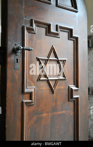 Étoile de David sur la porte en bois, Josefov, le Quartier Juif, Prague, République tchèque, est de l'Europe Banque D'Images