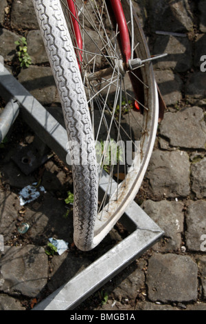 Un vélo endommagé dans street road Banque D'Images