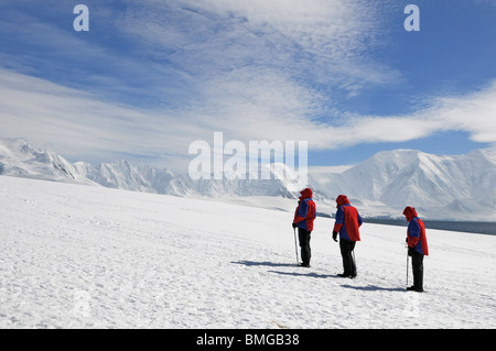 Les touristes avec veste rouge debout dans la pointe Damoy, Île Wiencke, archipel Palmer, de l'Antarctique Banque D'Images