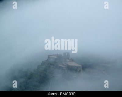 Brume matinale sur les anciennes ruines d'Inca au Machu Picchu près de Cusco au Pérou Banque D'Images