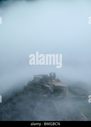 Brume matinale sur les anciennes ruines d'Inca au Machu Picchu près de Cusco au Pérou Banque D'Images