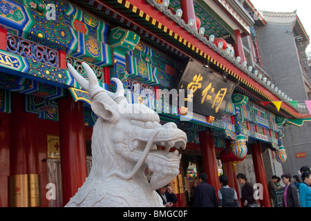 Qilin statue devant de Tong Ren Tang, rue Commerçante Dashilan, rue Qianmen, Beijing, Chine Banque D'Images