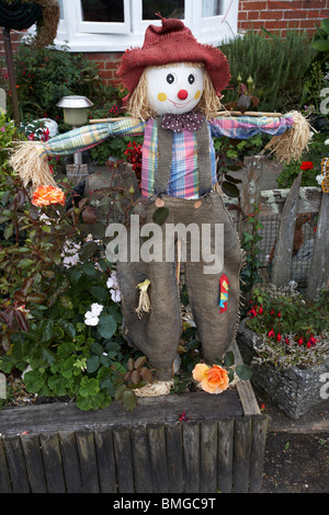 scarecrow dans le jardin au festival annuel de Bisterne Scarecrow, à Bisterne, dans le parc national de New Forest, Hampshire, Royaume-Uni en septembre Banque D'Images