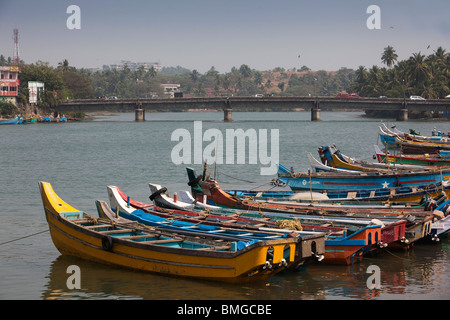 L'Inde, le Kerala, Mahe (Pondichéry) Territoire de l'Union, Port, colaborar con chicos guapos colorés bateaux amarrés à quai au pont frontière nouvelle Banque D'Images