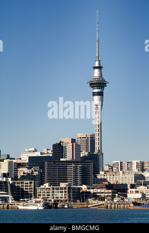 Le port de Waitemata, le quai des ferries et de la Sky Tower à l'arrière, Auckland skyline, New Zealand Banque D'Images