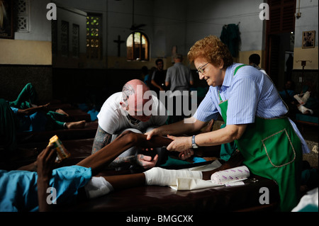 Kolkata, Inde, Nirmal Hriday Kali Ghat - cœurs purs - hospice pour les mourants à Kali temple, fondé par Mère Teresa, les volontaires de l'Europe au travail Banque D'Images