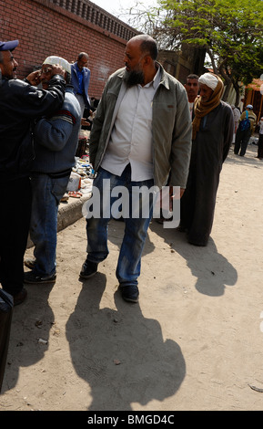 Acheteurs et vendeurs , souk goma (marché du vendredi), la rue du marché, le sud de cimetières, district de Khalifa ,Le Caire Banque D'Images