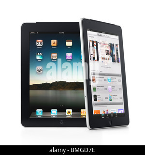 Deux moniteurs Apple iPad 3G comprimés. L'un d'afficher son bureau et un autre à l'app store sur l'écran. Isolé sur fond blanc Banque D'Images