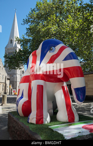 Sculpture de bébé éléphant 'Union Jack', partie de la série Elephant Parade, à Orange Square, Pimlico Road, Londres, Royaume-Uni (juin 2010). Banque D'Images