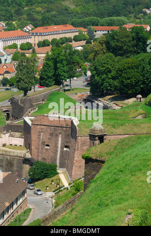 Les murs des fortifications de Belfort citadelle construite par Vauban. Le Territoire de Belfort, région de Franche-Comté, France Banque D'Images