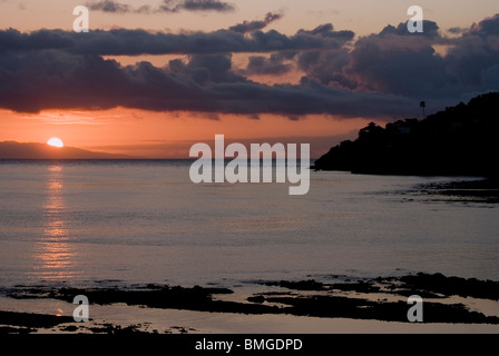 Comme le soleil se lève sur Amed, Bali, des pêcheurs dans leurs petites embarcations appelées jukung retour à terre pour décharger leurs prises de la journée. Banque D'Images