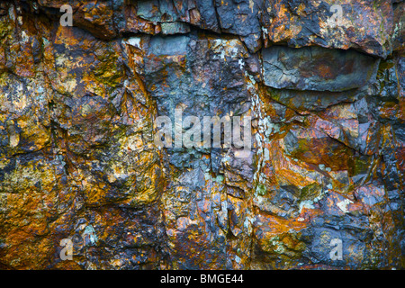 Les modèles colorés naturels de roches observé dans le Lake District en Cumbria England UK Banque D'Images