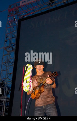 Virtuose de l'ukulélé Jake Shimabukuro joue live à Waikiki Banque D'Images