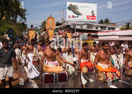 L'Inde, le Kerala, Thrissur, procession de trois éléphants temple caparisoned sur route pour KoorkancherryThaipooya festival Mahotsavam Banque D'Images