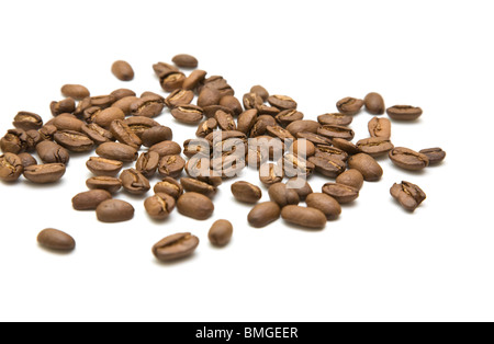 Poignée de grains de café isolé sur fond blanc Banque D'Images