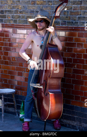 Musicien ambulant bassiste dans Columbia Road Flower Market, London, UK Banque D'Images