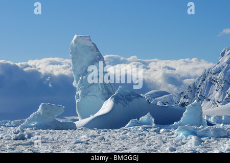 Les icebergs près de la base antarctique Almirante Brown dans Paradise Bay, péninsule Antarctique, l'Antarctique Banque D'Images
