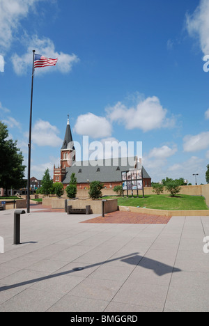 La Plaza Murrah à l'Oklahoma City National Memorial avec St Joseph's cathédrale en arrière-plan. Banque D'Images