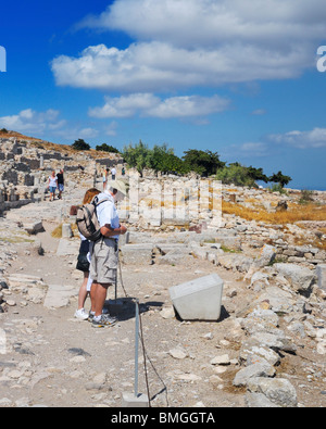 Les visiteurs dans les ruines de la ville antique de Théra au sommet du mont Mésa Vounó, Santorin, Grèce. Banque D'Images