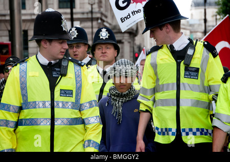 12 000 manifestants mars à Londres à l'ambassade d'Israël pour protester contre le meurtre de militants de la flottille d'aide humanitaire au large de Gaza Banque D'Images