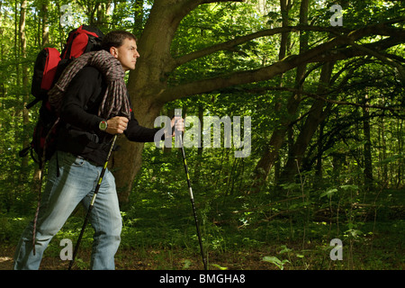 Homme randonnée à travers forêt seul avec sac à dos Banque D'Images