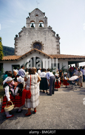 Asturies espagne Fête du Village Les gens qui vont à l'Église Catholique Banque D'Images