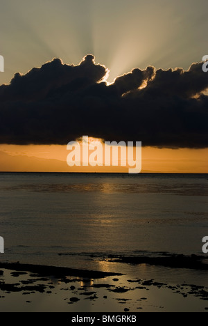 Comme le soleil se lève sur Amed, Bali, des pêcheurs dans leurs petites embarcations appelées jukung retour à terre pour décharger leurs prises de la journée. Banque D'Images