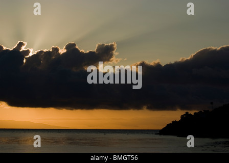 Comme le soleil se lève sur Amed, Bali, des pêcheurs dans leurs petites embarcations appelées jukung retour à terre pour décharger leurs prises de la journée. Banque D'Images