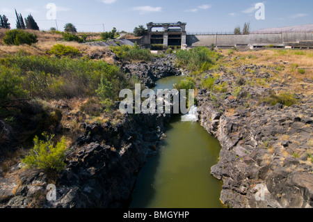 Barrage de l'ancienne centrale hydroélectrique de Rutenberg datant de 1932 à Naharayim ou Baqoura où la rivière Yarmouk s'écoule dans la rivière Jordan en Israël Banque D'Images