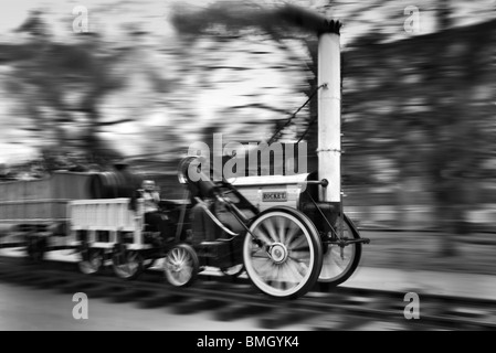 Stephenson's Rocket replica la vapeur le long d'une piste dans les jardins de Kensington London UK Banque D'Images