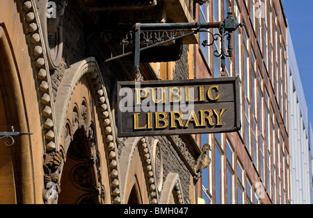 Signe de la bibliothèque publique, centre-ville d''Hereford, Royaume-Uni Banque D'Images