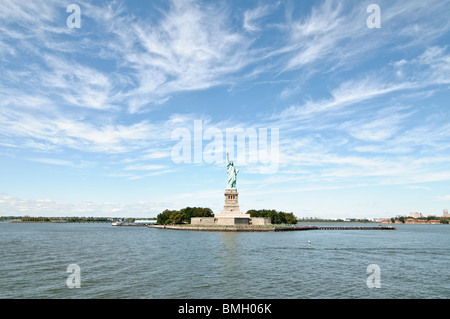 Fameuse Statue de la liberté dans la distance sur un jour à la fin de l'automne Banque D'Images