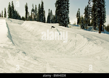 Scène d'hiver Super pipeline Pipeline athlètes athlétisme skis snowboards Village Northstar Resort North Lake Tahoe California USA Banque D'Images