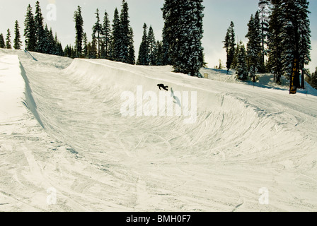 Scène d'hiver Super pipeline Pipeline athlètes athlétisme skis snowboards Village Northstar Resort North Lake Tahoe California USA Banque D'Images