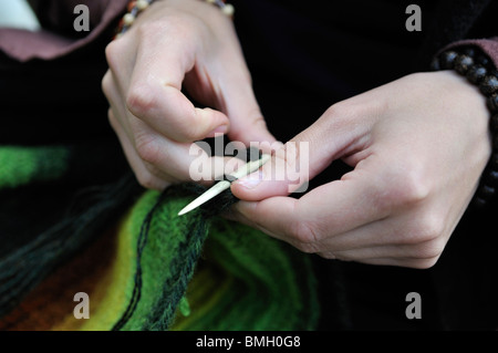 Close-up of knitting mains dans Bjoerkoe ville viking sur l'île de Birka, UNESCO World Heritage, Suède Banque D'Images