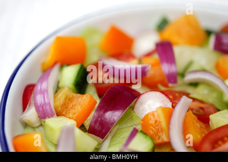 Frais sain végétarien ou Vegan salade mixte avec aucun peuple contre un fond blanc et pas de personnes Banque D'Images