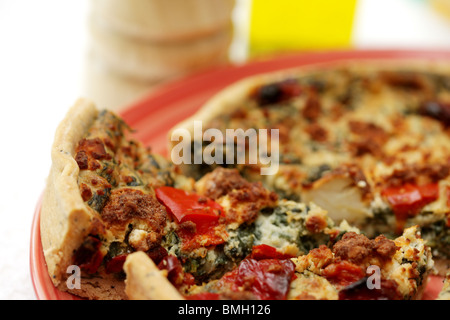 Poivron rouge rôti du four et épinards Tarte Feta dans une base de pâte avec aucun peuple Banque D'Images