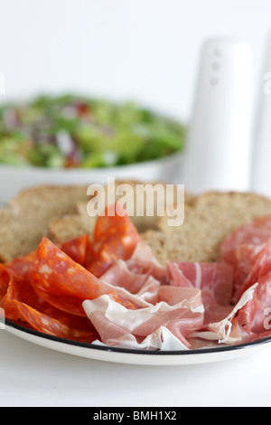 Près des images de style italien de la Viande Fraîche Entrées Salade Antipasto avec aucun peuple Banque D'Images