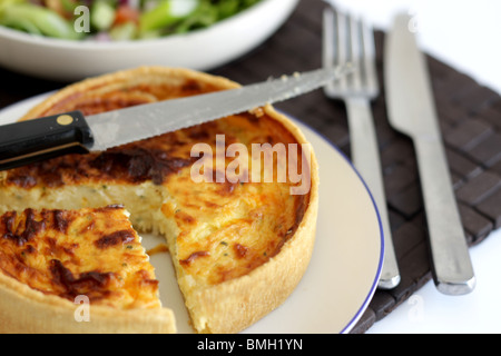 Frais sain régime végétarien quiche au fromage et aux oignons tarte avec une salade d'été Jardin mixte et pas de personnes Banque D'Images