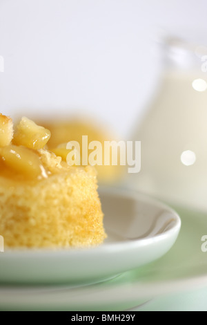 La foi traditionnelle de l'Eve dessert au lait avec compote de pommes sur un fond blanc et pas de personnes Banque D'Images