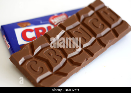 Barre de chocolat au lait NESTLÉ CRUNCH Banque D'Images