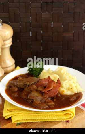 Santé du foie fraîchement préparé avec des oignons, bacon et pommes de terre en purée et de la sauce sans les gens Banque D'Images