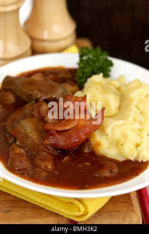 Santé du foie fraîchement préparé avec des oignons, bacon et pommes de terre en purée et de la sauce sans les gens Banque D'Images