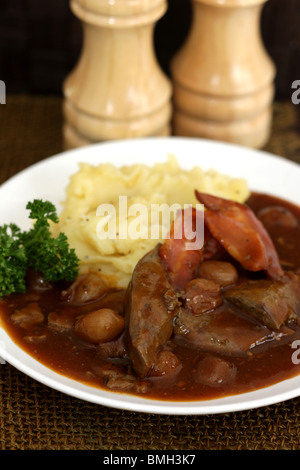 Santé du foie fraîchement préparé avec des oignons, bacon et pommes de terre en purée et de la sauce sans les gens Banque D'Images