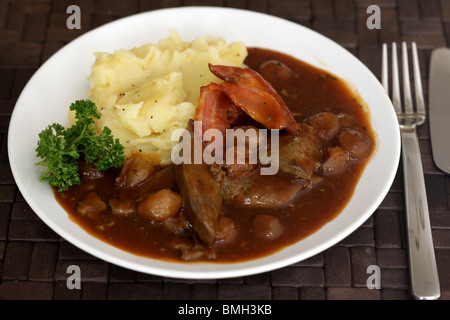 Santé du foie fraîchement préparé avec des oignons, bacon et pommes de terre en purée et de la sauce sans les gens Banque D'Images